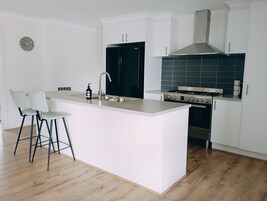 Refrigerador con freezer, microondas, horno, placa de cocina