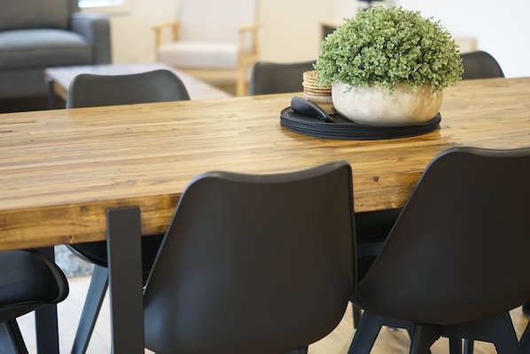 独立别墅, 3 间卧室, 独立浴室, 花园景观 | 起居区 | 60-英寸智能电视（配备数码频道）