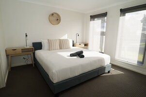 3 habitaciones, escritorio y espacio para trabajar con laptop 