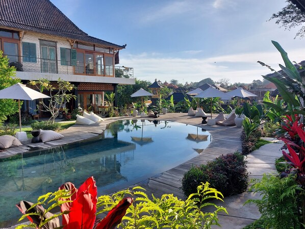 5 albercas techadas, alberca al aire libre y sombrillas en la alberca