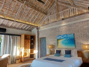 Deluxe kamer, 1 twee- of 2 eenpersoonsbedden, 1 kingsize bed, privézwembad, tuin | Luxe beddengoed, een minibar, een kluis op de kamer, een bureau