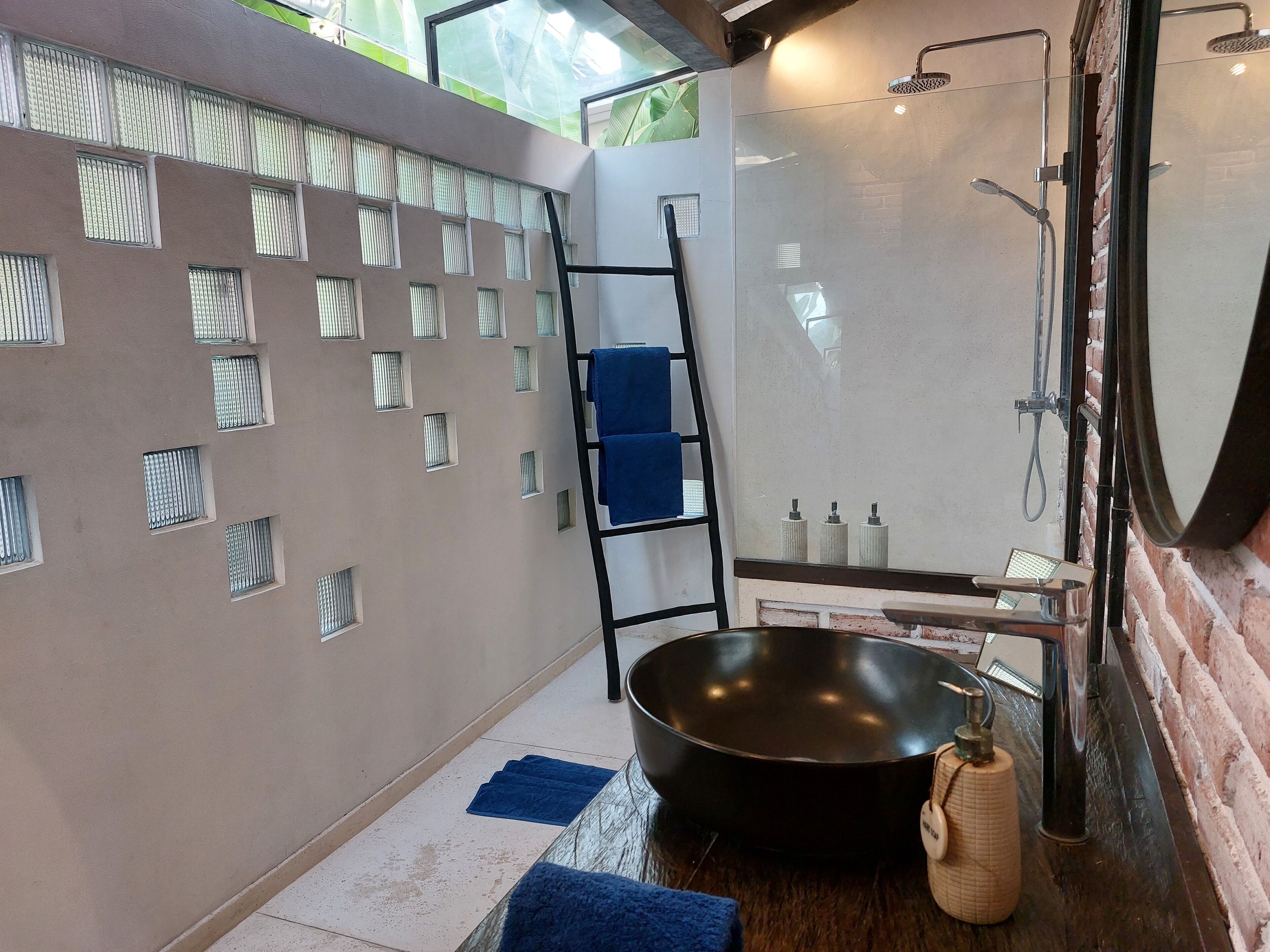 Habitación Deluxe con 1 cama matrimonial o 2 individuales, 1 cama King size, alberca privada | Baño | Regadera, regadera tipo lluvia, amenidades de baño gratuitas 