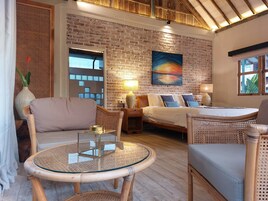 Ropa de cama de alta calidad y minibar 