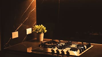Réfrigérateur, micro-ondes, four, plaque de cuisson