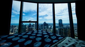A high-rise room with a panoramic city view through large windows. - New Year eve’s Fireworks & BayView Apt in CBD (Melbourne)