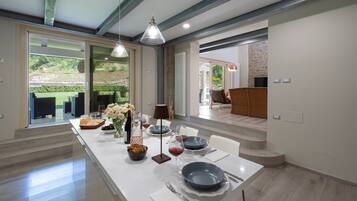 Vila, 2 kamar tidur, kolam renang pribadi, pemandangan kebun | Tempat makan