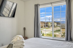 4 bedrooms, desk, laptop workspace, iron/ironing board - Tumbleweed Resort (Peyton)