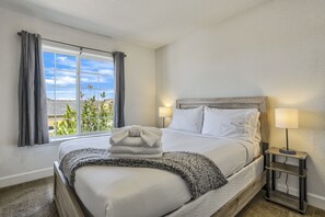 4 bedrooms, desk, laptop workspace, iron/ironing board - Tumbleweed Resort (Peyton)