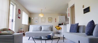 4 Bedrooms Entire House, Nearby Downtown Vancouver