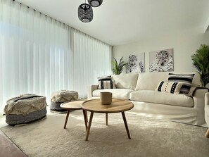 TV - Step into elegance with this three-bedroom luxury modern frontline golf townhouse (San Roque)