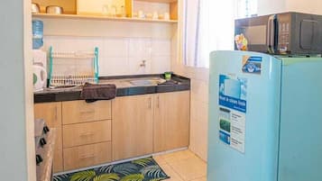 Réfrigérateur, micro-ondes, batterie de cuisine, vaisselle et ustensiles