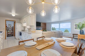 Dining - Whidbey Bliss by AvantStay | 2min to Beach + View (Coupeville)