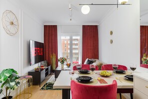 Apartment | Living area | 50-inch TV with digital channels - Lumina apart near Michał Klepacz Park (Lodz)