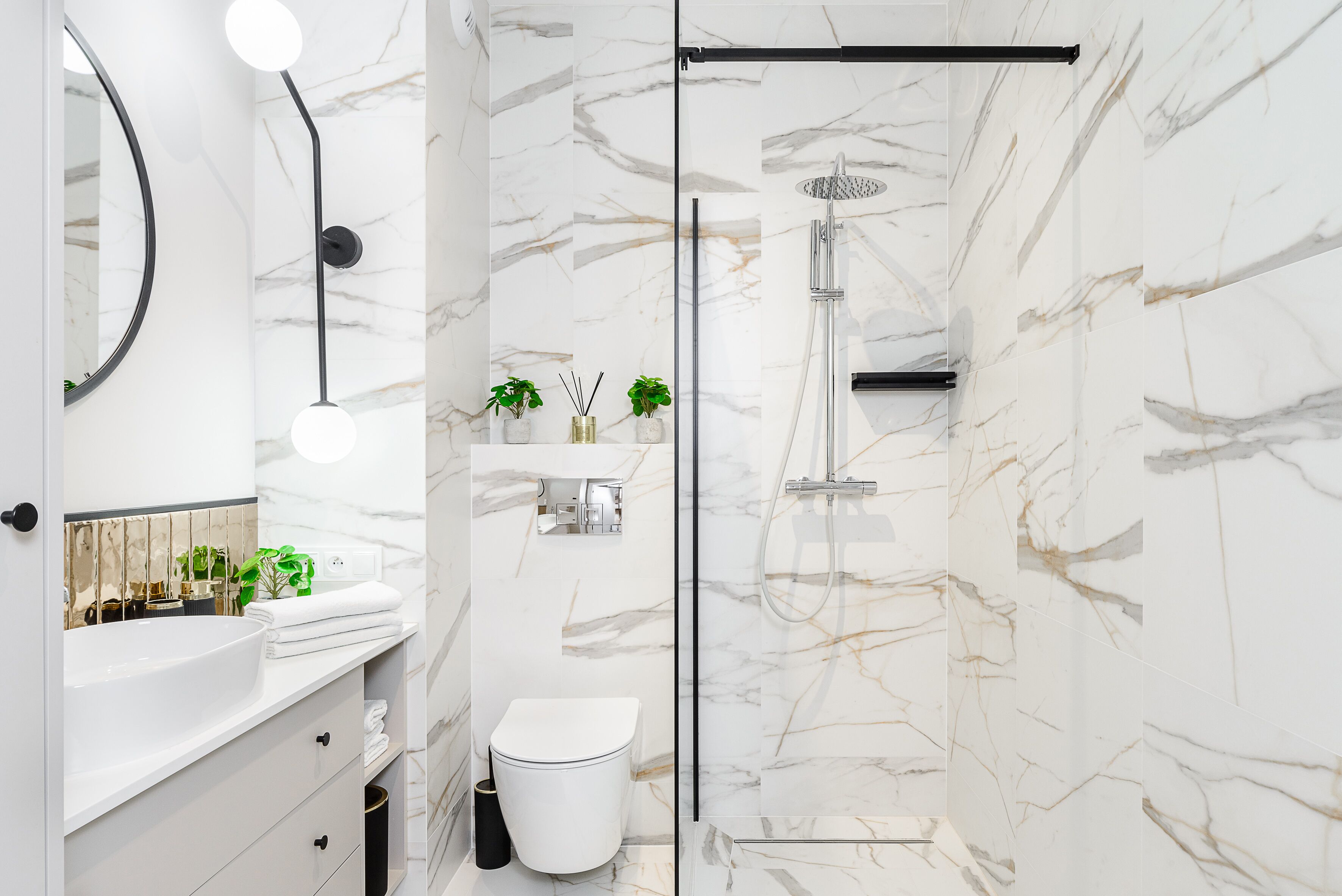 Apartment | Bathroom | Shower, hair dryer, towels, soap