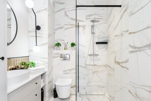 Apartment | Bathroom | Shower, hair dryer, towels, soap - Lumina apart near Michał Klepacz Park (Lodz)