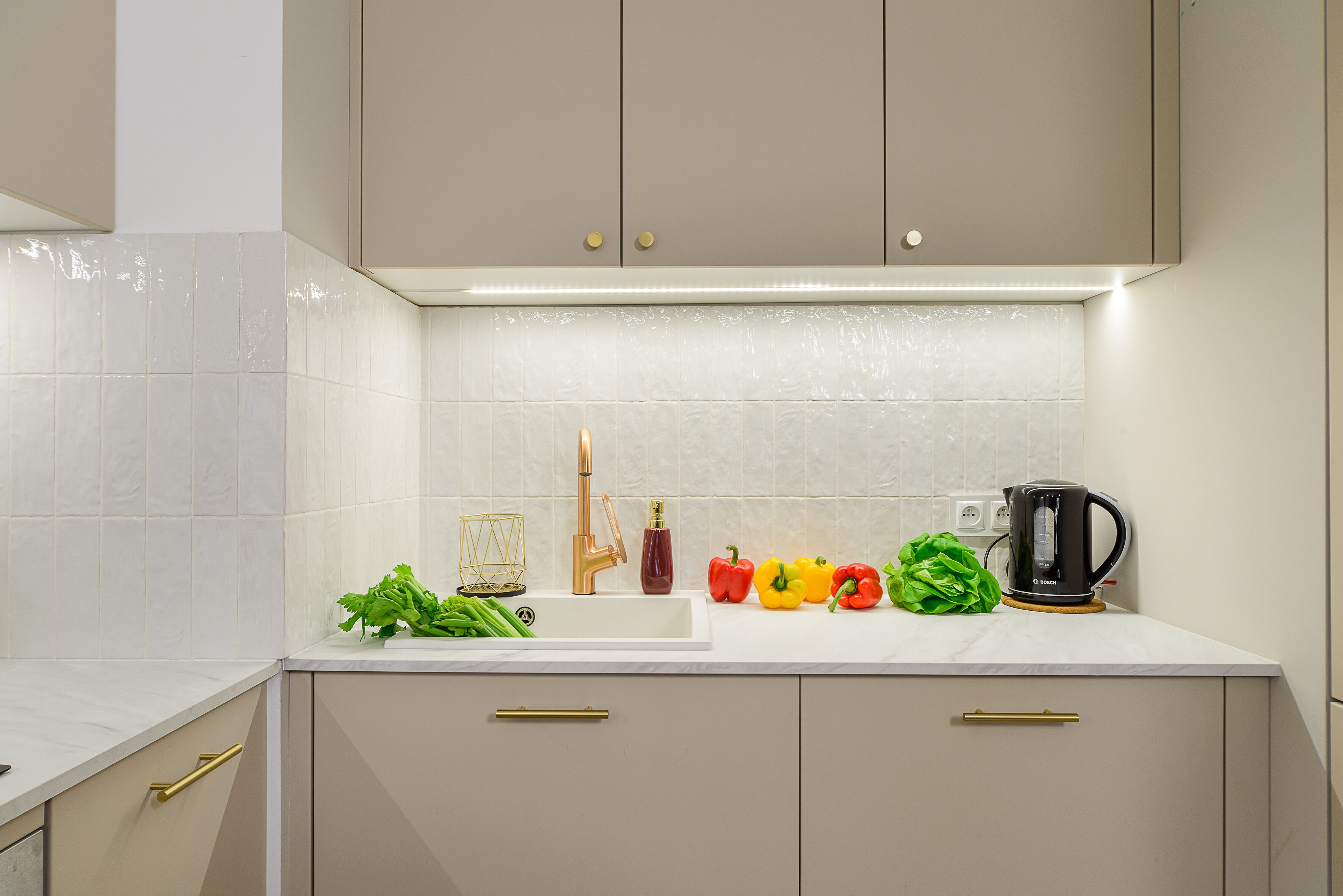 Full-size fridge, electric kettle, cookware/dishes/utensils