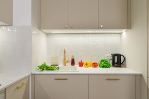 Full-size fridge, electric kettle, cookware/dishes/utensils - Lumina apart near Michał Klepacz Park (Lodz)