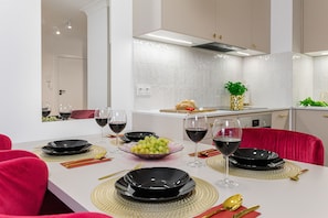 In-room dining - Lumina apart near Michał Klepacz Park (Lodz)