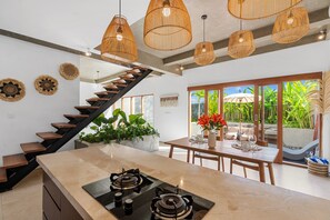 Villa | Cuisine privée | Réfrigérateur, surface de cuisson, grille-pain, moulin à café