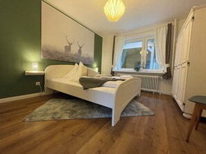 2 bedrooms, WiFi, bed sheets - 2 bedroom bungalow with kitchen, dining and living room with garden & terrace  (Bispingen)