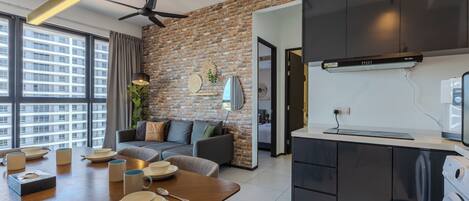 Un apartamento moderno con comedor, cocina y sala de estar.