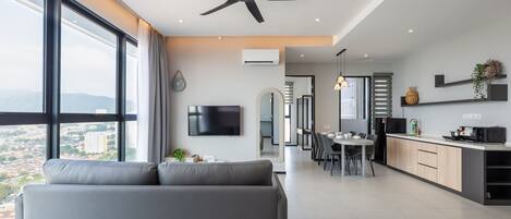 Executive appartement, 3 slaapkamers | Woonruimte | Flatscreentelevisie