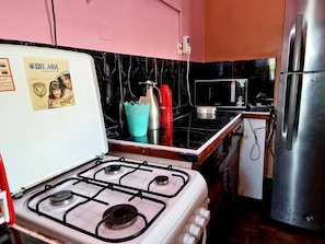 Appartement Deluxe | Cuisine privée | Réfrigérateur, four à micro-ondes, vaisselle et ustensiles