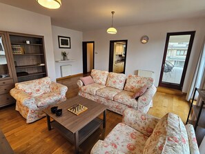 アパートメント 1 ベッドルーム プールアクセス | リビングルーム