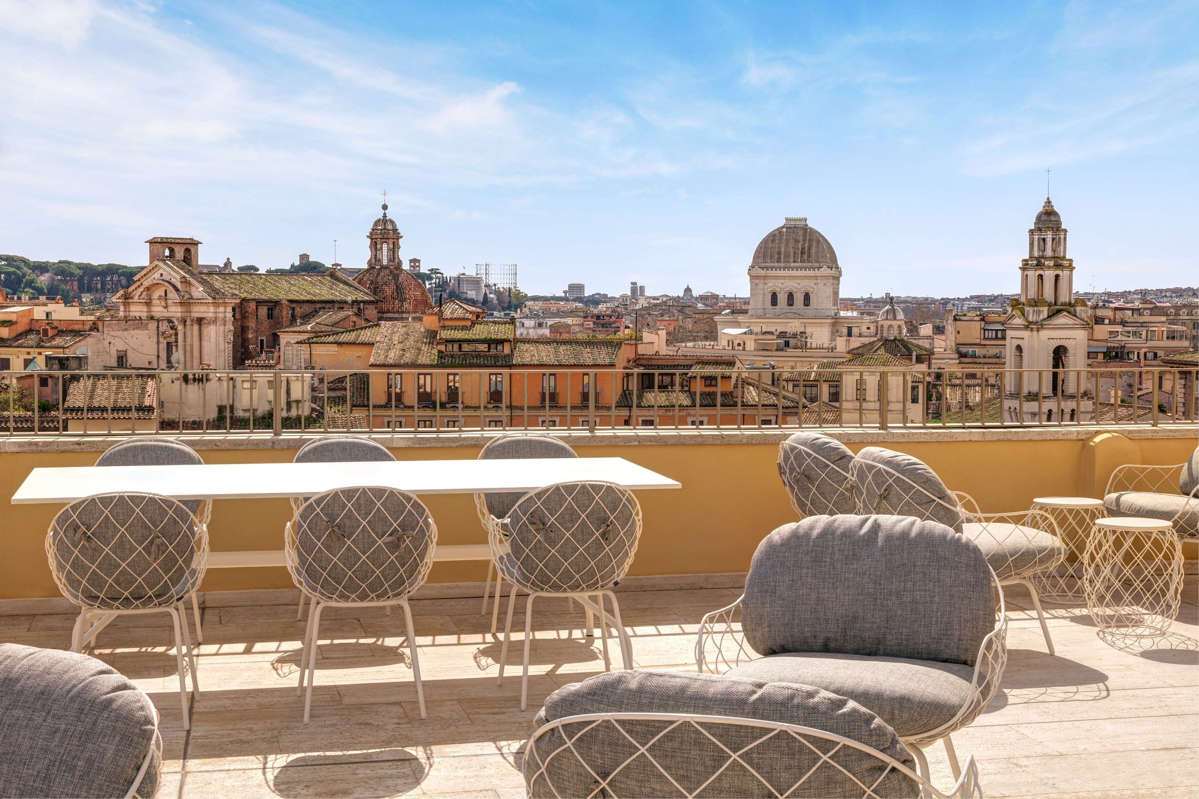 Una terraza con asientos al aire libre y vistas a la ciudad.
