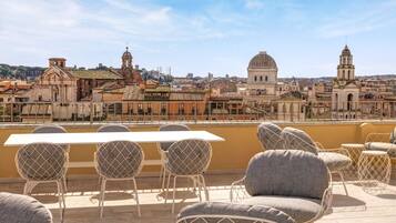 Una terraza con asientos al aire libre y vistas a la ciudad.