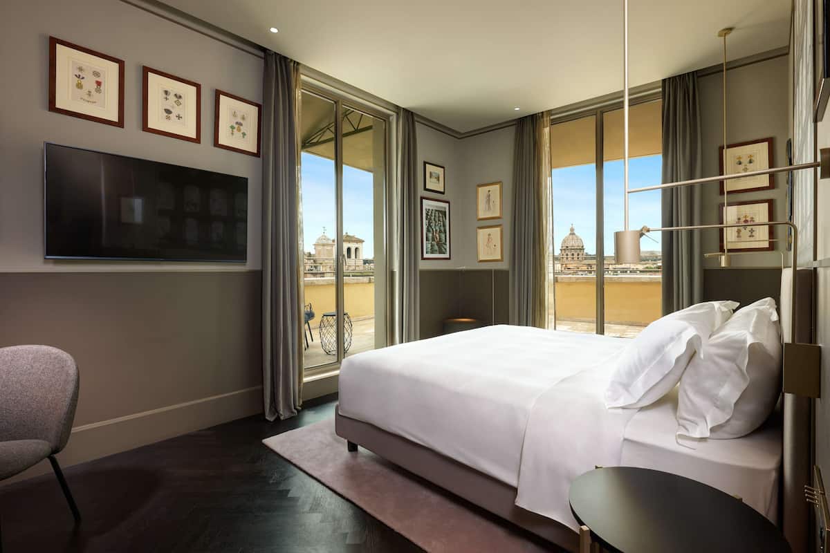 Junior Suite, Terrace, City View | Minibar, in-room safe, blackout curtains, soundproofing