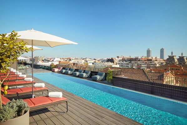 Outdoor pool, pool umbrellas, sun loungers - Archie Living (Barcelona)