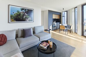 شقة عائلية | منطقة المعيشة | تلفزيون ذكي بحجم 55-سم يعرض قنوات تلفزيونية باشتراك مدفوع، طابعة