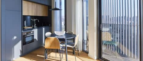 Perhehuoneisto | Yksityinen keittiö | Täysikokoinen jääkaappi, mikroaaltouuni, uuni, astianpesukone