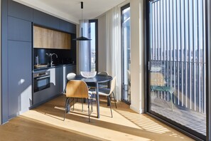 Family Apartment | Private kitchen | Full-size fridge, microwave, oven, dishwasher - Archie Living (Barcelona)