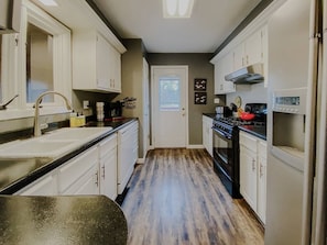 Coffee/tea maker, fridge, microwave, oven