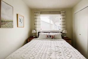3 habitaciones, escritorio y tabla de planchar con plancha 