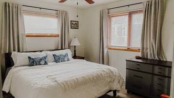 3 chambres, bureau, fer et planche Ă repasser, lit parapluie