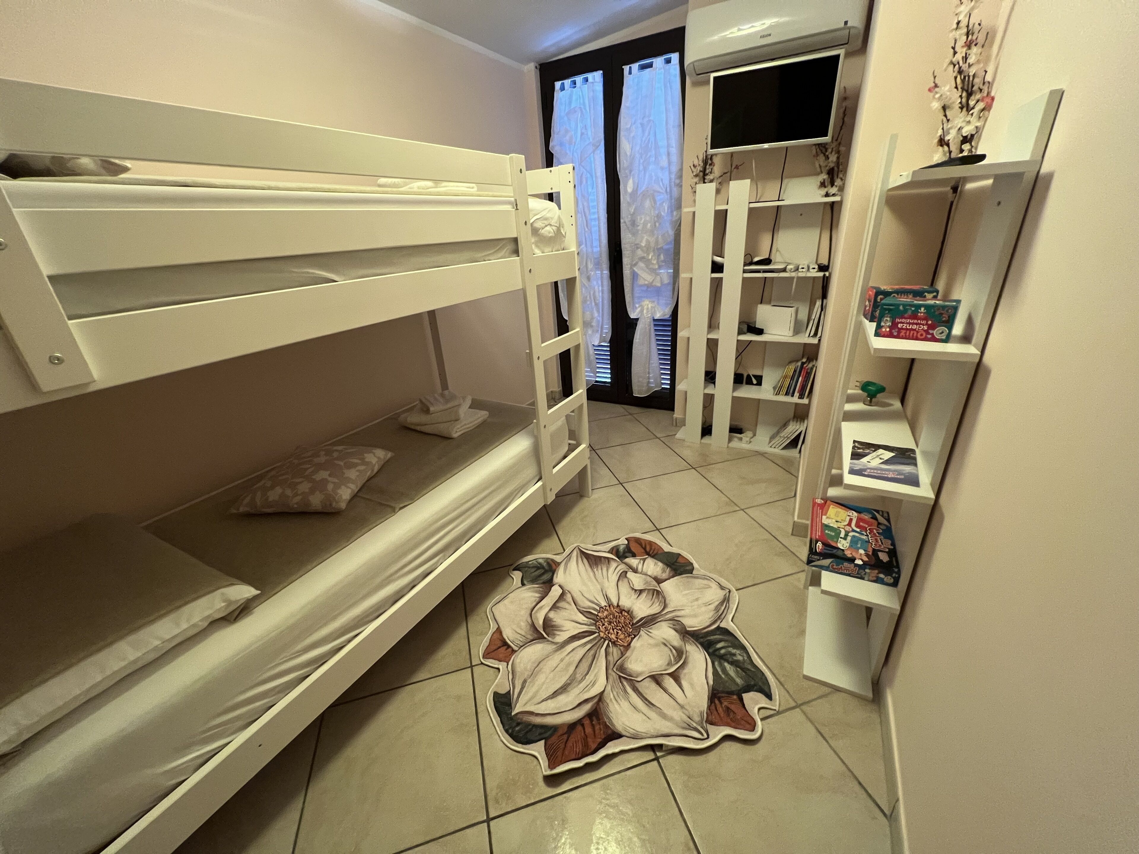 2 slaapkamers, een bureau, een strijkplank/strijkijzer, wifi