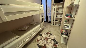 2 slaapkamers, een bureau, een strijkplank/strijkijzer, wifi