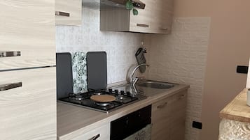 Microondas, horno, tetera eléctrica y utensilios de cocina