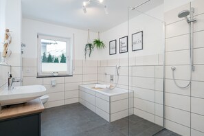 Douche, sèche-cheveux, serviettes fournies