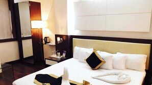 Luxury Room | In-room safe, bed sheets - Hotel Vip International (Kolkata)