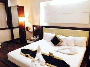 Habitación de lujo | 1 dormitorio, caja fuerte, ropa de cama