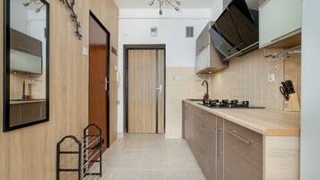 Coffee/tea maker, cookware/dishes/utensils