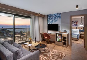 Suite with Queen Size Bed, Sea View | Minibar, caja de seguridad en la habitación, wifi gratis y ropa de cama 