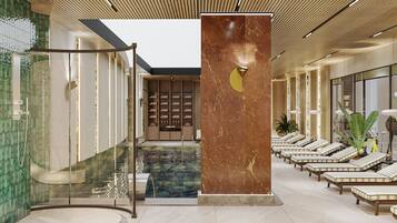 Un espace piscine intérieur moderne, doté de chaises longues, d’une douche en verre et d’une colonne en marbre.