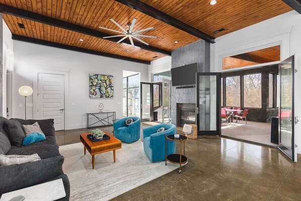 Televisor intel·ligent, llar de foc i llibres 