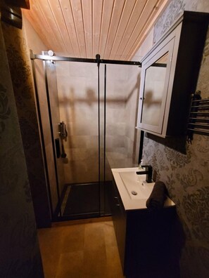Haartrockner, Handtücher, Seife, Toilettenpapier