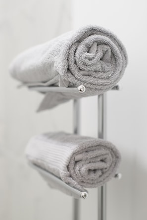 Dusj, hårføner, håndklær og såpe